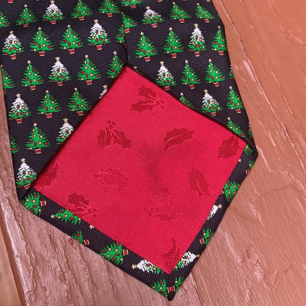 Hallmark Christmas tree tie